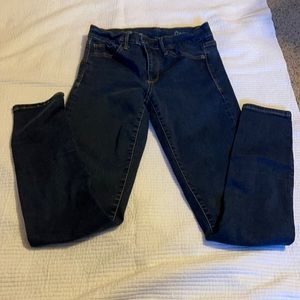 Non-distressed dark washed skinny jeans. Mid-rise.